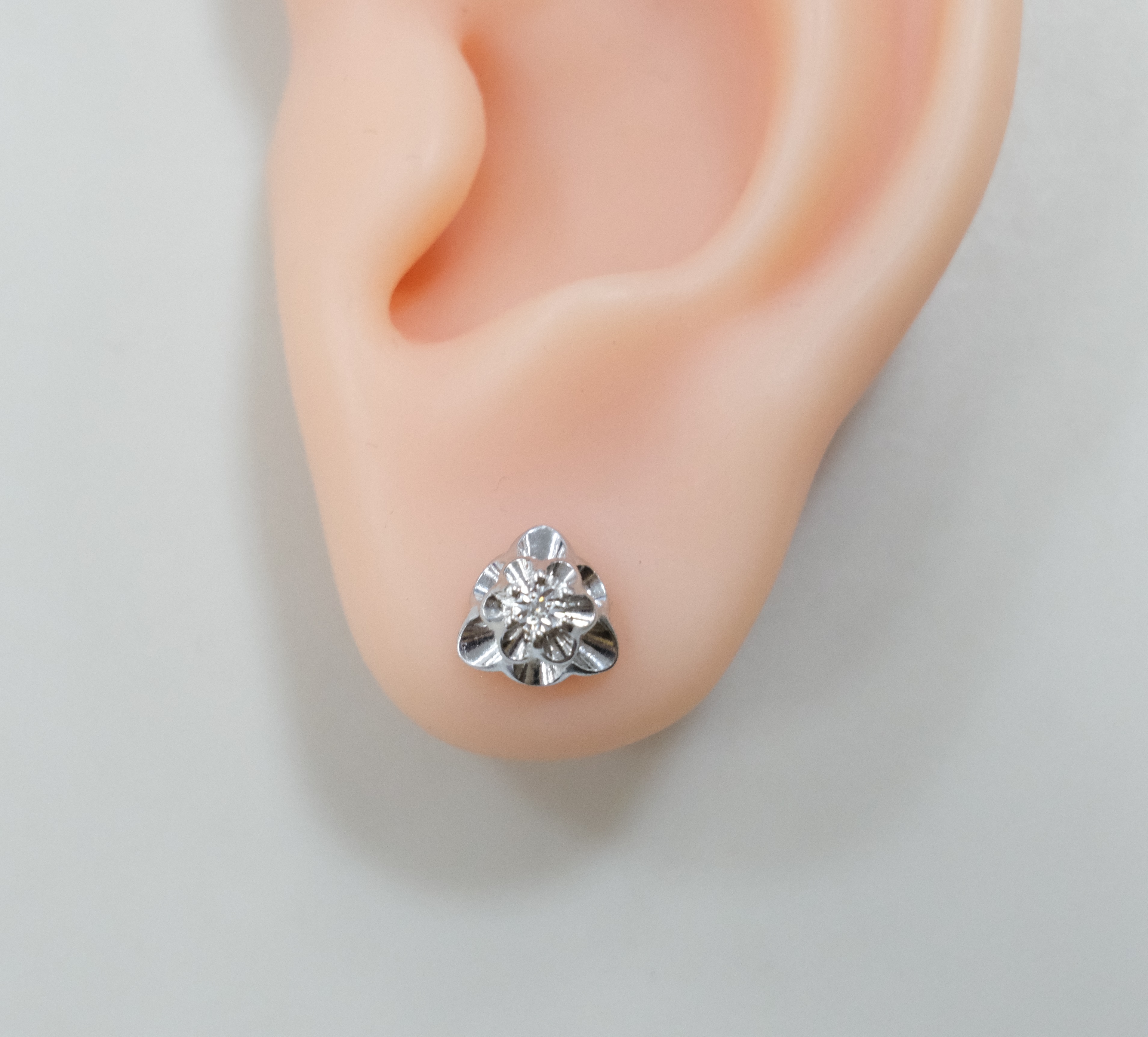 Серебряные серьги-пусеты с бриллиантами